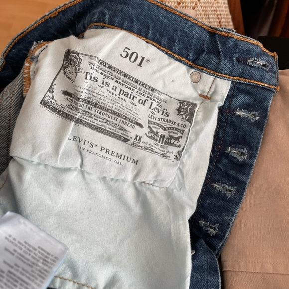Levi’s 501, 5 button fly, 27” waist 28” leg, high waist, ankle length, EUC. - Picture 5 of 7